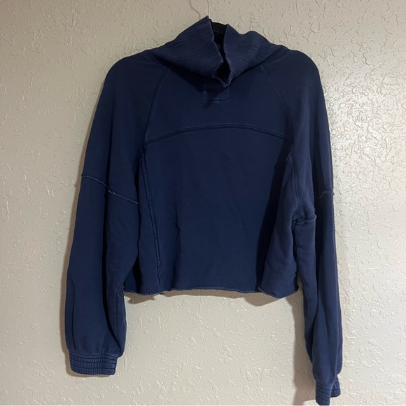 Aerie Women’s New Height Turtleneck Navy Size Medium - Picture 4 of 5